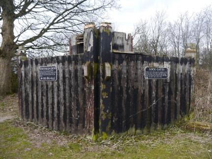 Redundant lock gates on the tow path
